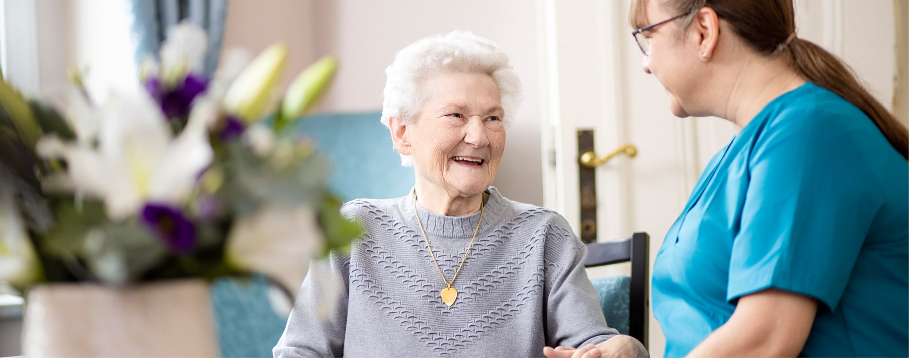 Pflegerin mit Klientin