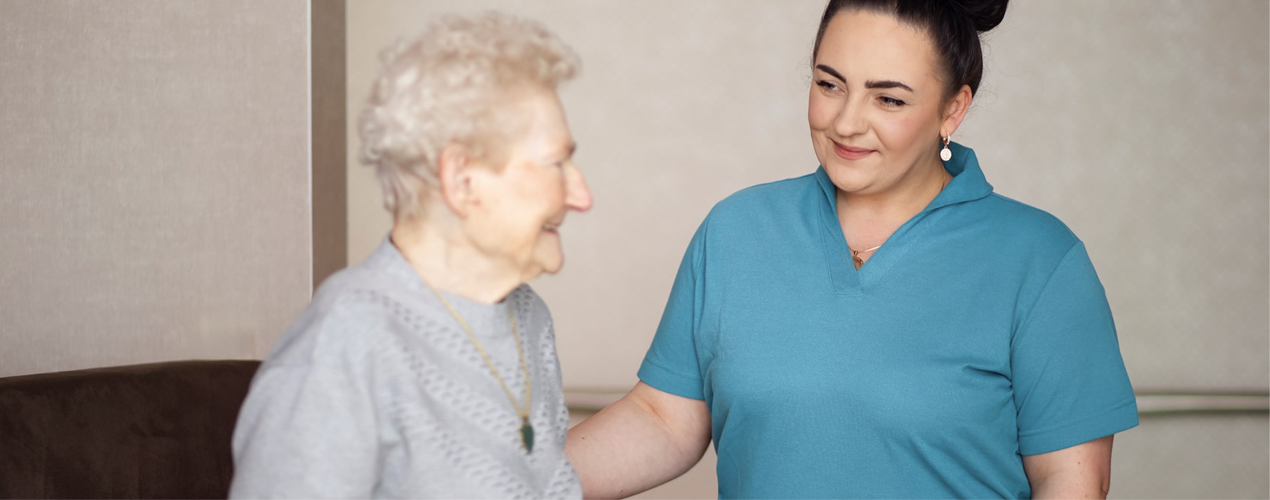 Pflegerin mit Klientin